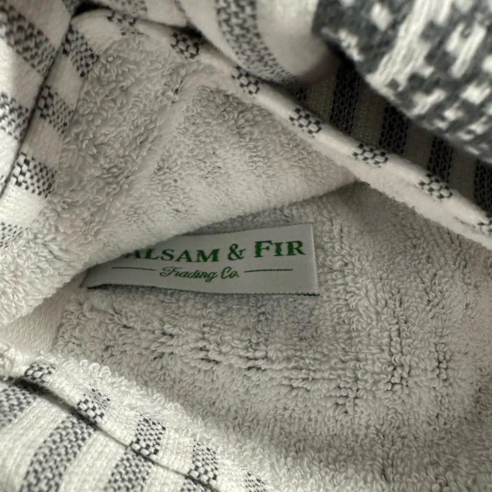 NEW Balsam Fir CHRISTMAS/WINTER GRAY & WHITE SNOWFLAKE HAND TOWELS Set/2